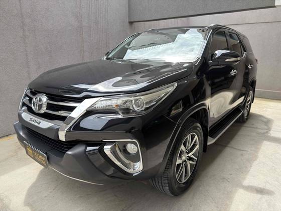 TOYOTA HILUX SW4 2.8 SRX 4X4 7 LUGARES 16V TURBO INTERCOOLER DIESEL 4P AUTOMÁTICO